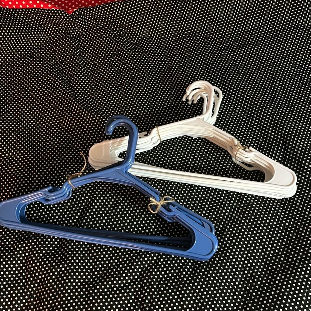 🌼🌿Twenty blue and white plastic coat hangers🌼🌿